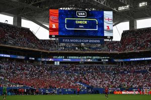 Ce que les controverses autour de l'arbitrage vidéo dans le sport révèlent de l’efficacité comparée de l'IA et des décisions humaines