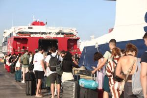 Ακτοπλοϊκά εισιτήρια: Παρέμβαση για τις «τσουχτερές» τιμές από το Εργατικό Κέντρο Πειραιά