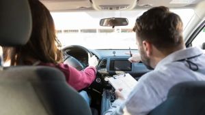 Addio alla corsa alla patente per i neodiciottenni: «Ai ragazzi l’auto interessa meno, li portano in giro i genitori»