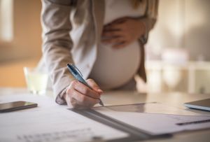 Bonus assunzioni mamme 2026, sgravio fino a 8 mila euro: chi ne ha diritto e come funziona