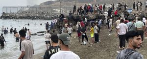 Assalto a Ceuta, 60 mila migranti entrano nell’exclave spagnola: cosa sta succedendo