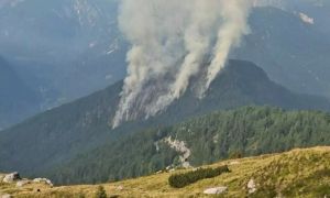 Požar na Bovškem delno lokalizirali, na terenu več kot 90 gasilcev