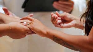 Jeg er en homoseksuel præst, og jeg siger nej til principrytteri: Ingen skal tvinges til at vie homoseksuelle