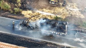 Brennender Lkw auf der B314: Feuerwehr kämpft gegen Hitze und den Wind