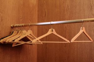 Flight attendant’s unique hotel safety routine includes a coat hanger, a door alarm, and the box spring