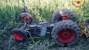 Tragedia sul lavoro a San Michele: il trattore si rovescia e muore soffocato