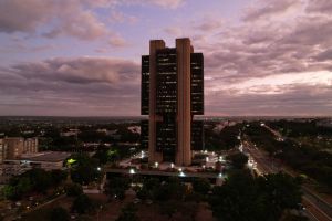 Juros escorchantes atravancam o Brasil