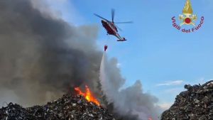 Riprende l’incendio di Marghera, aria irrespirabile in mezza città