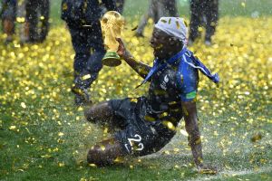 ¿Ruina total? Benjamin Mendy subasta su réplica de la Copa del Mundo por insólita cifra