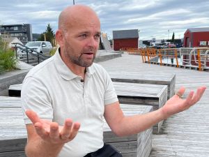 Høge drivstoffprisar skadar næringslivet og vanlege bilistar
