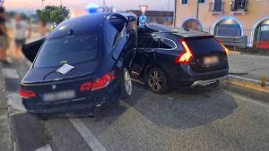 Fa una derapata in rotonda e atterra sopra un’altra auto