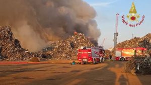 Incendio a Porto Marghera, pompieri al lavoro nella notte. Tutti gli aggiornamenti