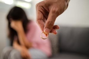 Evliysen, önce evine sadık kal! Mutsuzsan boşan, ama asla aldatma!