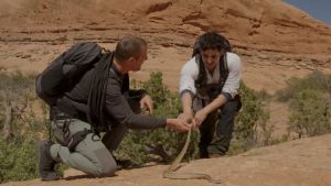 De acteurs die Jezus en de discipelen spelen, springen binnenkort met Bear Grylls uit een helikopter