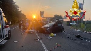 Voghera, incidente sulla tangenziale tra un'auto e un furgoncino dei rifiuti: tre feriti, uno è grave