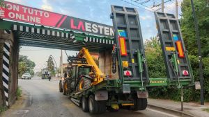 Trattore incastrato nel sottopasso, sospesa la circolazione ferroviaria