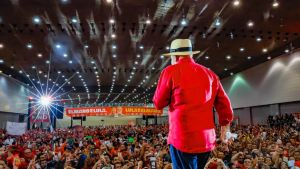 Aos 80, vitalidade de Lula é barreira física contra extrema direita no Brasil e no mundo