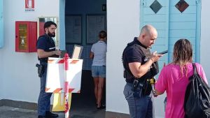 Lite con lancio di sassi tra bagnanti ubriachi al Pedocin di Trieste: un ferito