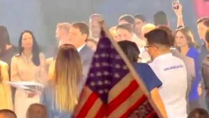 Bolsonaristas levam bandeira dos EUA à convenção de Tarcísio