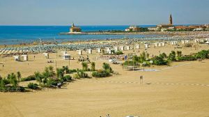 Caorle, turista colpita da un malore in mare: salvata dai bagnini