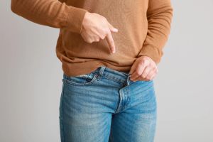 ‘Are you serious?’ Man tries on women’s jeans to see if the pockets are ‘really that bad’