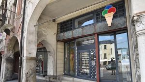 Il gelatiere di piazza Flaminio a Serravalle: «Centro deserto, rischio di chiudere»