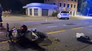 Motociclista ferito nello scontro con un'auto a Fiume Veneto: trasportato in elicottero all'ospedale