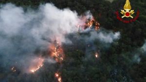Riprende vigore l’incendio sul Carso: per l'emergenza richiamati i pompieri fuori servizio