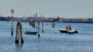 Barchino contro una bricola in laguna, gravissimo uomo di 61 anni