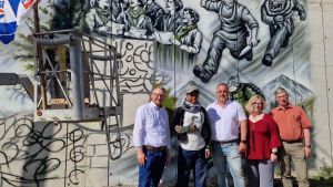 Graffiti-Künstler aus Mexiko am Werk: Er verschönert eine Stützmauer in Nordhalden