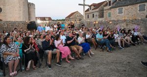 FOTO I Milanoviću je vruće: Pogledajte u kakvom izdanju je predsjednik stigao na otvorenje festivala