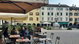 Musica troppo alta nei locali, i residenti si lamentano e i gestori di Cividale vanno a lezione dalla polizia