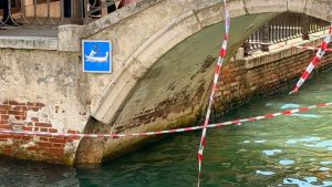 Venezia, cede l’arco del ponte dei Greci: bloccato il transito delle gondole