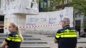 Een verdachte van bekladding Nationaal Monument blijft vastzitten