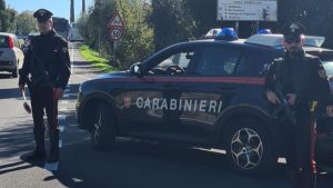Auto non si ferma all'alt e viene inseguita, il conducente muore in ambulanza dopo essere stato bloccato