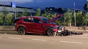 Perde il controllo del Suv dopo il dosso e abbatte 12 paletti: paura in via Cappuccini a Pordenone