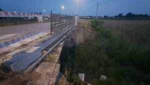 Auto sfonda il parapetto sul ponte e sfiora il canale: ferito il conducente