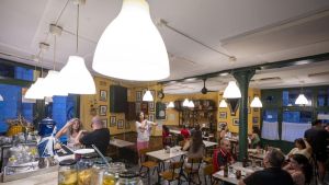 Bares y restaurantes emblemáticos de Barcelona alzan la voz para que el Raval recupere su afluencia histórica