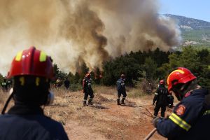 Πυροσβέστες στα όρια: Νεκροί, τραυματίες, λιποθυμίες... Αλλά το επάγγελμα ακόμα δεν είναι 