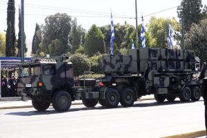 Εμπόλεμοι από την πίσω πόρτα – Η ελληνική εμπλοκή