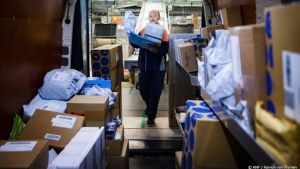PostNL bezorgt minder pakketjes, vooral minder uit Azië