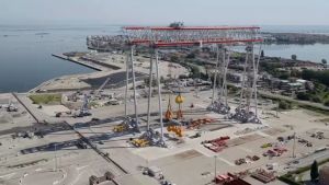Maxi gru Cimolai in partenza da Chioggia: stop a navigazione e pesca per il colosso da 800 tonnellate