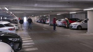 Fri parkering ved hospitalerne eller bedre behandling? Det er den debat, vi burde tage