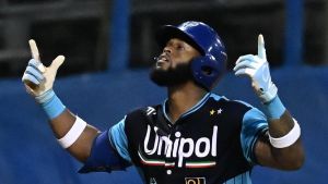 Baseball: l’olandese decisivo. Al Falchi commozione per la scomparsa della mamma del seconda base. Newton, ’mister Home Run’ Unipol. E la squadra abbraccia Vaglio