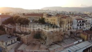 Η πόλη που ανέβηκε έναν λόφο και κατέβηκε ένα βουνό