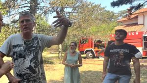 Tra gli abitanti di Padriciano che difendono le loro case: «Noi la prima linea del fuoco»