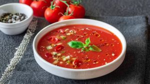 La petite histoire du gaspacho, cette soupe anti-canicule qui n’a pas toujours été rouge