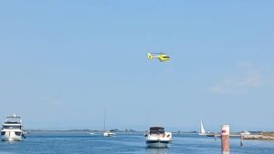Dramma in laguna a Marano, turista padovano si tuffa in acqua e annega: morto per un malore