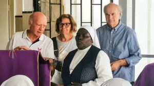 Ha camminato per ore per partorire: la storia di mamma e gemelline salve in Africa grazie alla clinica del Friuli
