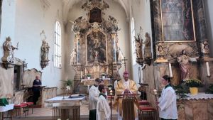 Emotionaler Festgottesdienst: Erzbischof Gänswein feiert 70. Geburtstag in Riedern am Wald
